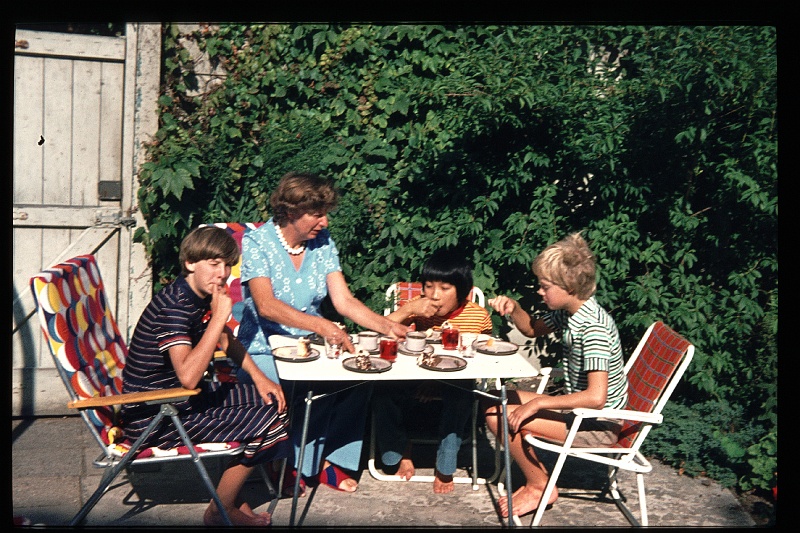 27.Delft aug 1976 Mama,Brigitte,San,Peter.JPG